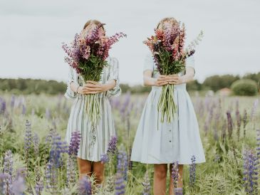 Un lazo inquebrantable: La magia de crecer con una hermana. UNSPLASH