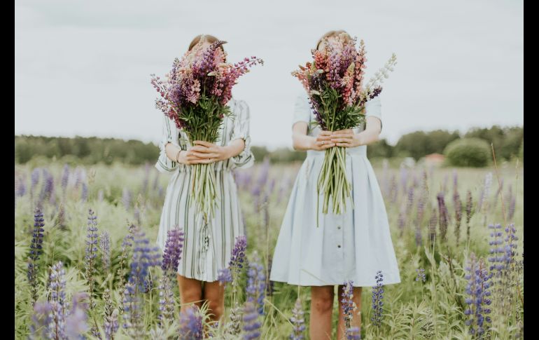Un lazo inquebrantable: La magia de crecer con una hermana. UNSPLASH