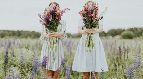 Un lazo inquebrantable: La magia de crecer con una hermana. UNSPLASH