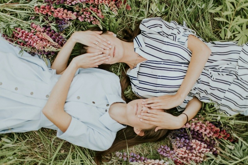 &nbsp;Un lazo inquebrantable: La magia de crecer con una hermana. UNSPLASH