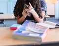Con las nuevas disposiciones, se contempla la elaboración de protocolos para el uso responsable de los celulares por parte de los estudiantes. ESPECIAL/PEXELS