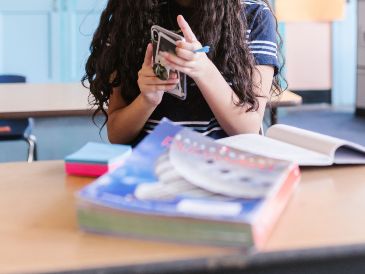 Con las nuevas disposiciones, se contempla la elaboración de protocolos para el uso responsable de los celulares por parte de los estudiantes. ESPECIAL/PEXELS