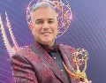 El maquillista posa con el primer Emmy que ganó en su carrera. ESPECIAL