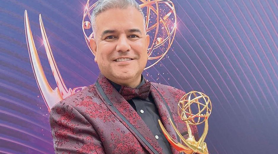 El maquillista posa con el primer Emmy que ganó en su carrera. ESPECIAL