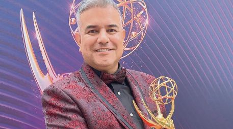 El maquillista posa con el primer Emmy que ganó en su carrera. ESPECIAL