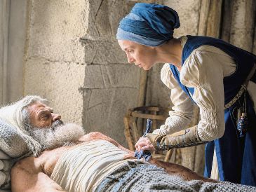 La actriz, Jodie Comer, da vida a la Hermana Brígida, quien se convierte en una figura clave para el protagonista. ESPECIAL