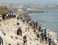 Miles de jóvenes marroquíes tratan de cruzar la valla fronteriza con Ceuta. EFE