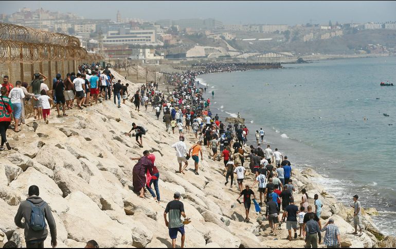Miles de jóvenes marroquíes tratan de cruzar la valla fronteriza con Ceuta. EFE