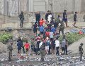 Los migrantes detenidos en la frontera fueron llevados al interior de Marruecos, lejos de Ceuta, pero la gente sigue llegando. EFE / R. Dris