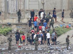 Los migrantes detenidos en la frontera fueron llevados al interior de Marruecos, lejos de Ceuta, pero la gente sigue llegando. EFE / R. Dris