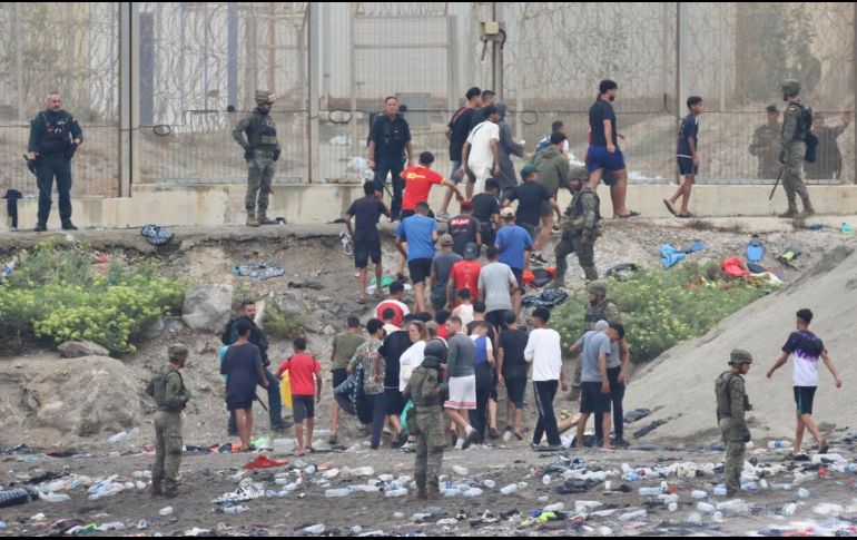 Los migrantes detenidos en la frontera fueron llevados al interior de Marruecos, lejos de Ceuta, pero la gente sigue llegando. EFE / R. Dris