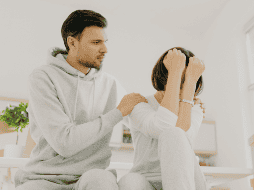 Cuando el miedo es tan intenso que impide desplazarse con normalidad o afecta la calidad de vida, es importante buscar apoyo profesional, ya que se trata de un trastorno de ansiedad que puede tratarse con éxito. CANVA