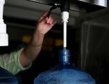 El servicio de llenado de garrafones es gratis para cualquier ciudadano, pero es indispensable acudir con recipientes adecuados. EL INFORMADOR / ARCHIVO