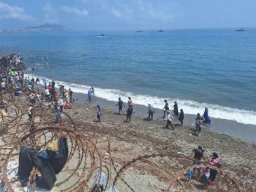 Las estimaciones iniciales elevan a 49 mil personas —a falta de confirmación oficial— las personas que entraron de forma irregular a la ciudad norteafricana española de Ceuta. EFE/M. Marín
