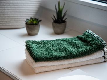 Existen trucos sencillos que ayudan a neutralizar el olor a humedad en toallas, ropa y calzado. UNSPLASH / S. MIEKE