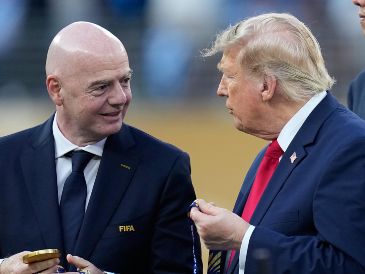 Donald Trump charla con el presidente de la FIFA, Gianni Infantino, durante la ceremonia de premiación de la Copa del Mundo tras la final entre España y Argentina. AP/A. Landis