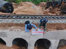 Trabajadores de la Profepa clausuran la zona donde se presentó un derrame de más de 70 mil litros de hidrosulfuro de sodio y cobre. EFE/Profepa