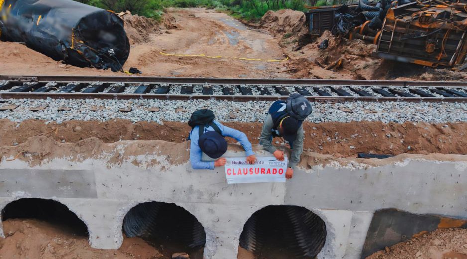 Trabajadores de la Profepa clausuran la zona donde se presentó un derrame de más de 70 mil litros de hidrosulfuro de sodio y cobre. EFE/Profepa