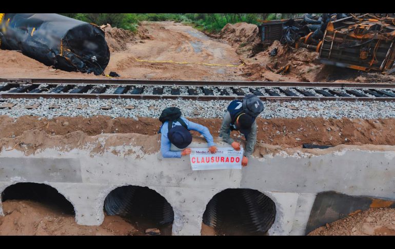 Trabajadores de la Profepa clausuran la zona donde se presentó un derrame de más de 70 mil litros de hidrosulfuro de sodio y cobre. EFE/Profepa