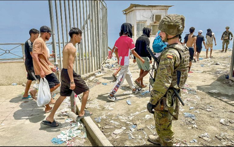 Un soldado español verifica que los migrantes que irrumpieron en Ceuta vuelvan al lado marroquí. EFE