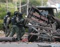 Policías inspeccionan el lugar donde ocurrió un atentado terrorista este sábado, en Cúcuta (Colombia). EFE / Mario Caicedo