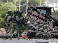 Policías inspeccionan el lugar donde ocurrió un atentado terrorista este sábado, en Cúcuta (Colombia). EFE / Mario Caicedo