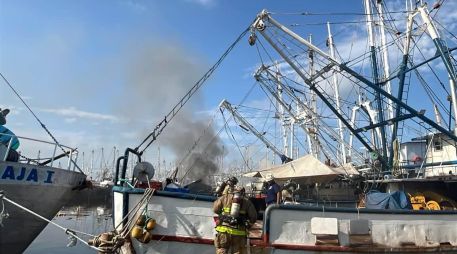 Tras el estallido, los cuerpos de emergencia se movilizaron al sitio para atender el incendio que se originó en el barco y asegurar la zona. FACEBOOK / Proteccion Civil Mazatlan Informa