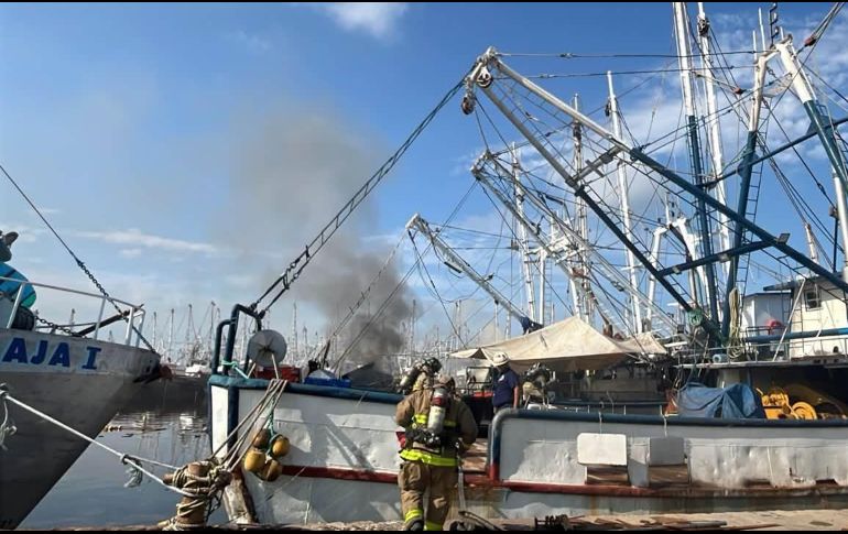 Tras el estallido, los cuerpos de emergencia se movilizaron al sitio para atender el incendio que se originó en el barco y asegurar la zona. FACEBOOK / Proteccion Civil Mazatlan Informa
