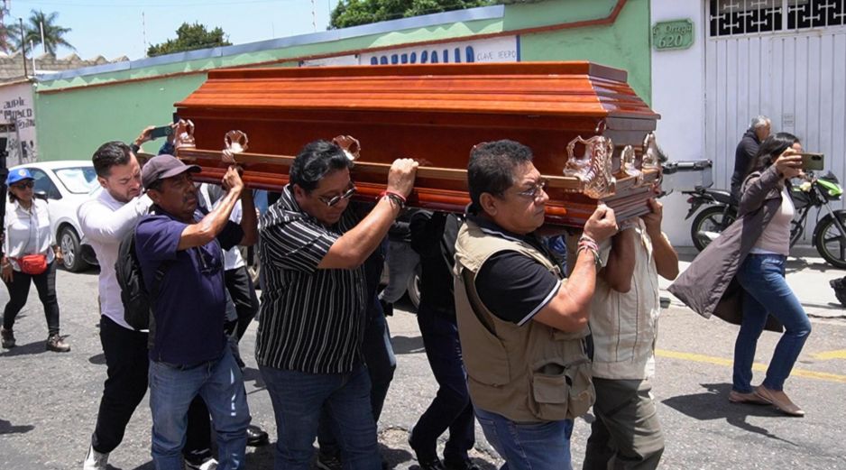 Personas cargan el féretro del periodista mexicano asesinado Francisco Alejandro Leyva Aguilar en la ciudad de Oaxaca. EFE/J. Méndez