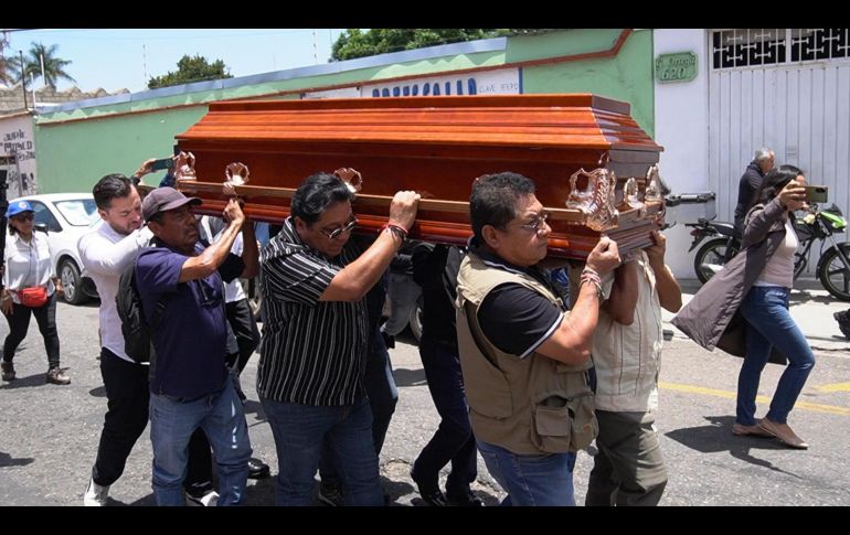 Personas cargan el féretro del periodista mexicano asesinado Francisco Alejandro Leyva Aguilar en la ciudad de Oaxaca. EFE/J. Méndez