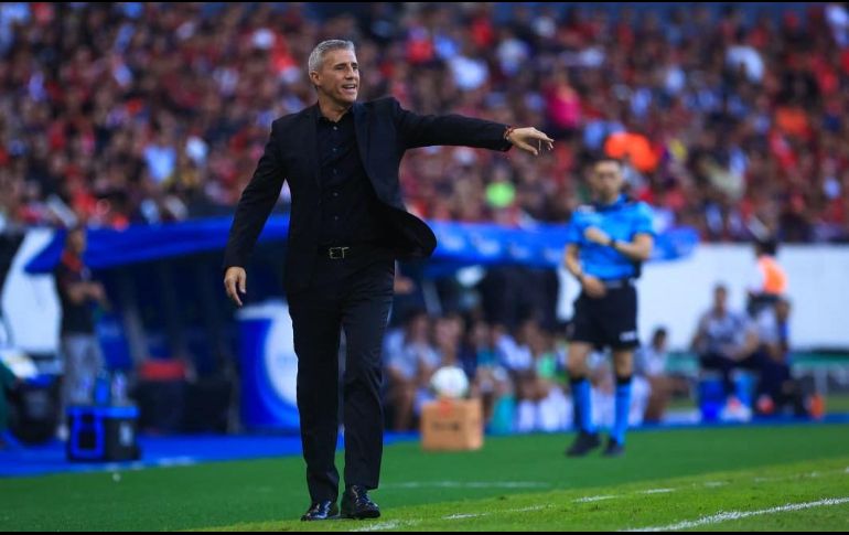 Hernán Crespo aceptó los errores ante Monterrey, pero destacó la actitud del Atlas y aseguró que el proyecto rojinegro apenas comienza. EL INFORMADOR/ J. ACOSTA.