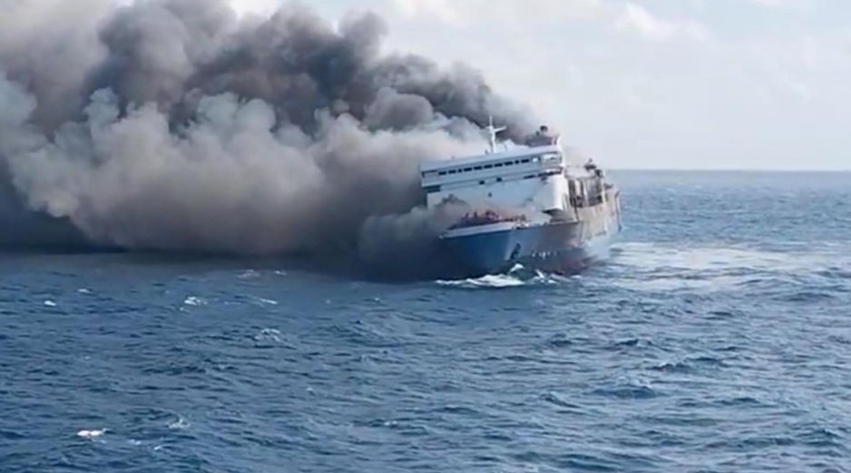 Los servicios de emergencia de Indonesia explicaron que los equipos de ayuda desplegados en la zona, cerca de la isla de Madura, habían confirmado el rescate con vida de otras 225 personas. EFE / B. HANDOUT
