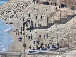 Vista aérea de la parte fronteriza de Marruecos donde se aprecia el regreso de los migrantes de vuelta a su país, este domingo. EFE/ Reduán