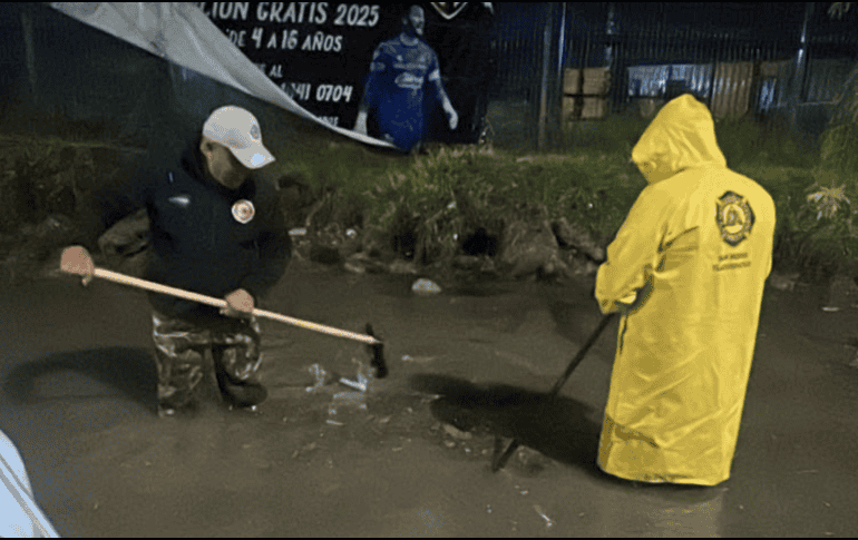 Lluvia deja inundaciones, vehículos varados y árboles caídos en Tlaquepaque y Tonalá