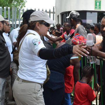 Hasta la noche del sábado, las autoridades federales no han informado sobre si existen personas lesionadas y la situación del proceso de deportación. EFE/ J. Torres