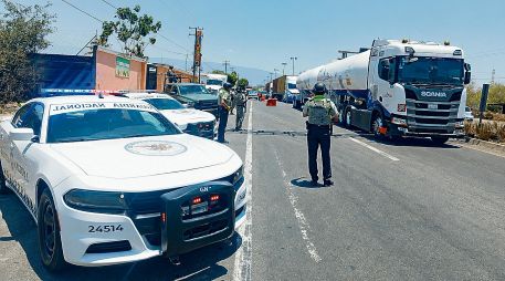 La reducción de carriles por las obras de ampliación de la autopista Manzanillo-Colima provoca largas filas de tráileres y vehículos particulares prácticamente todos los días, lo que retrasa el traslado de mercancías y complica la movilidad de miles de usuarios. ESPECIAL