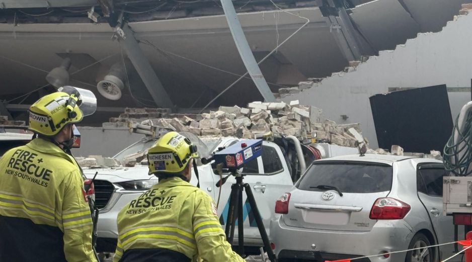 Un edificio en Sydney de unos siete metros de altura se desplomó sobre una estación de servicio colindante en la calle Wattle del barrio de Ultimo. EFE / BOMBEROS Y RESCATE DE NUEVA GALES DEL SUR