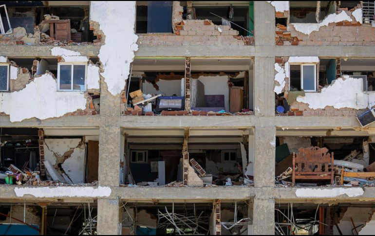 Fotografía que muestra un edificio destruido por los terremotos del 24 junio, en Caraballeda (Venezuela). EFE/ M. Gutiérrez