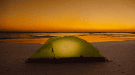 Acampar en agosto ofrece una experiencia inigualable, pero es importante considerar las condiciones meteorológicas actuales antes de viajar para evitar problemas. CANVA
