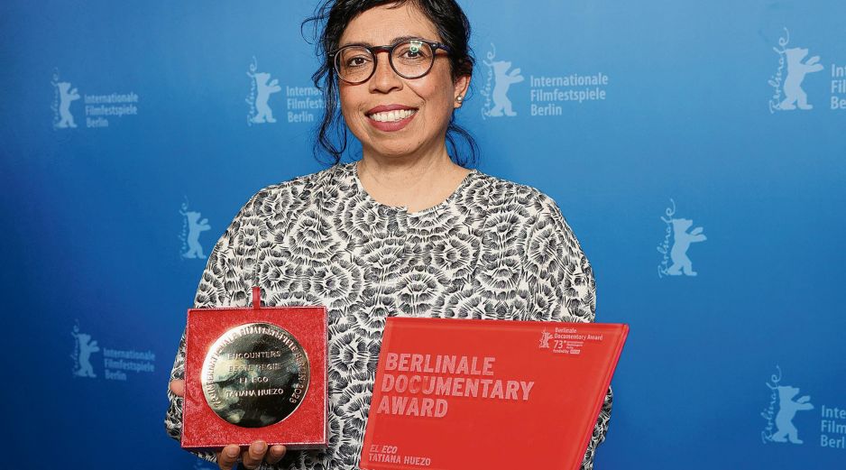 La directora mexicano-salvadoreña posa con el Premio a la Mejor Dirección del Jurado de Encuentros y el Premio al Mejor Documental de la Berlinale de 2023. AFP