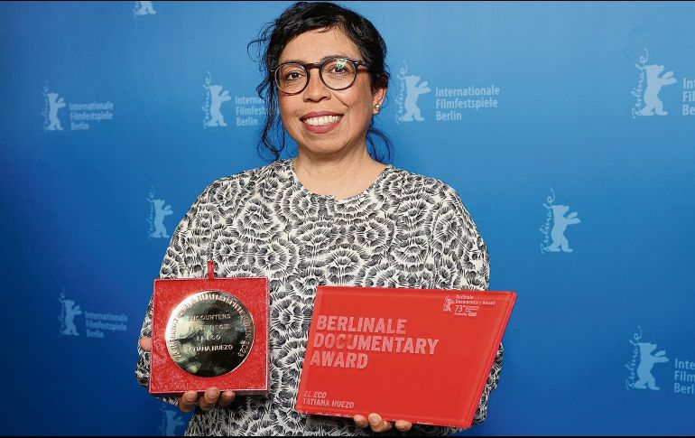 La directora mexicano-salvadoreña posa con el Premio a la Mejor Dirección del Jurado de Encuentros y el Premio al Mejor Documental de la Berlinale de 2023. AFP