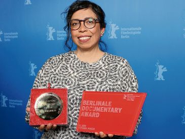 La directora mexicano-salvadoreña posa con el Premio a la Mejor Dirección del Jurado de Encuentros y el Premio al Mejor Documental de la Berlinale de 2023. AFP