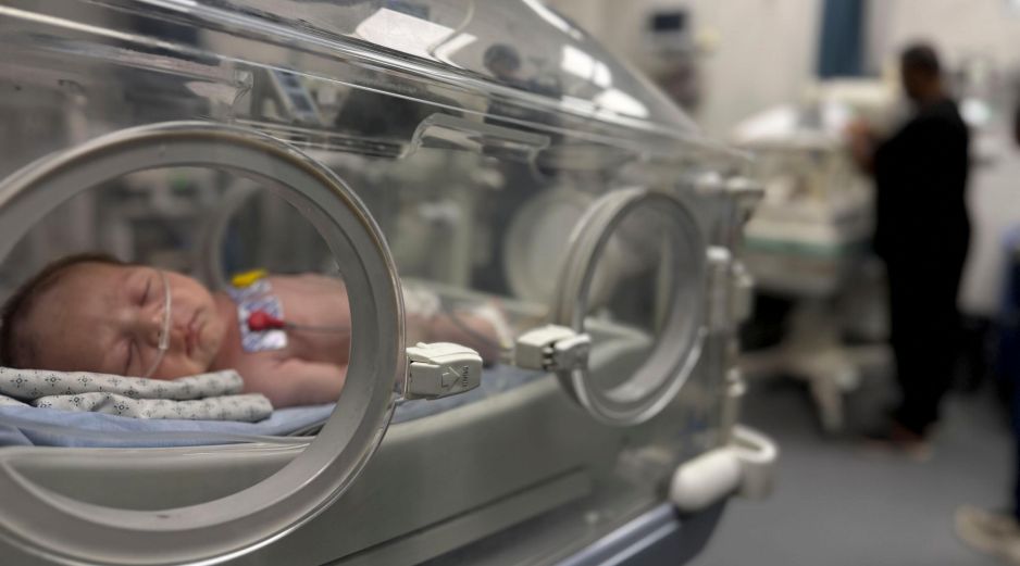 Un bebe permanece en una incubadora en el único hospital pediátrico operativo en el norte de la Franja de Gaza, que podría verse obligado a cerrar 