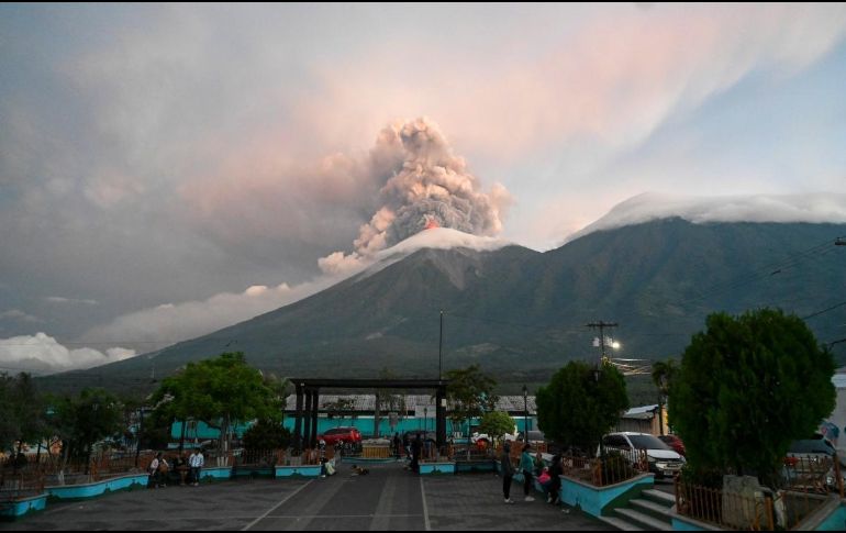 Las autoridades de Guatemala declararon alerta de máxima peligrosidad en las zonas afectadas por la erupción del volcán de Fuego, a 35 km de la capital del país. AFP / J. Ordóñez