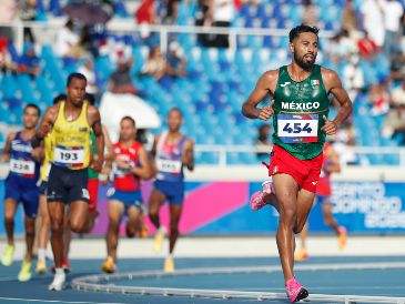 Eduardo Herrera le dio a México la sexta medalla de oro dentro del atletismo en los Juegos Centroamericano y del Caribe con un tiempo de 13:50.86 minutos. EFE/ R. Sura.