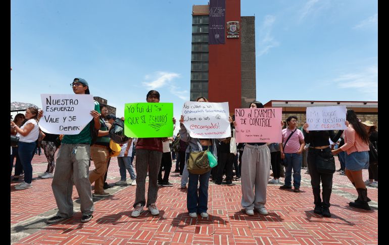 Jóvenes sostienen carteles durante una manifestación frente a la torre de Rectoría de la Universidad Nacional Autónoma de México (UNAM), este lunes en Ciudad de México. EFE/M. Guzmán