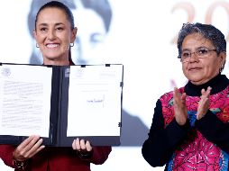 La Presidenta de México, Claudia Sheinbaum, acompañada de secretaria Anticorrupción y Buen Gobierno, Raquel Buenrostro (d), participan en una rueda de prensa en Palacio Nacional. EFE/S. Gutiérrez.