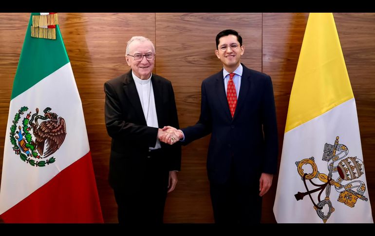 El canciller mexicano Roberto Velasco (d) saluda al secretario de Estado del Vaticano, el cardenal Pietro Parolin, este martes en la Ciudad de México. EFE/SRE