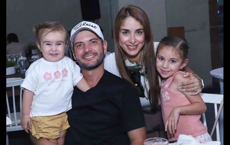 Alessa Fedorenko, Walter Fedorenko, Kristelle Aceves y Mila Fedorenko. GENTE BIEN JALISCO / Revista del 7 de agosto 2026