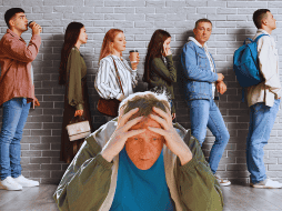 La mente humana experimenta una profunda ansiedad de estatus al hacer fila. Nos preguntamos constantemente si hemos elegido la línea correcta o si alguien más está avanzando más rápido que nosotros en el supermercado. ESPECIAL / CANVA